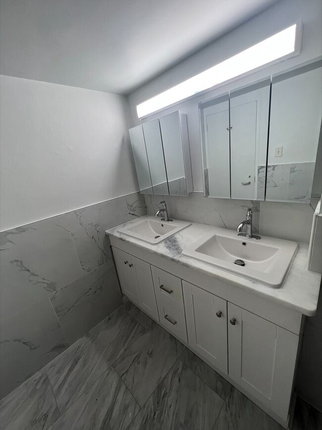 Building Photo - Luxury 1 Bedroom with Balcony, Pool & City Views – Hopkinson House