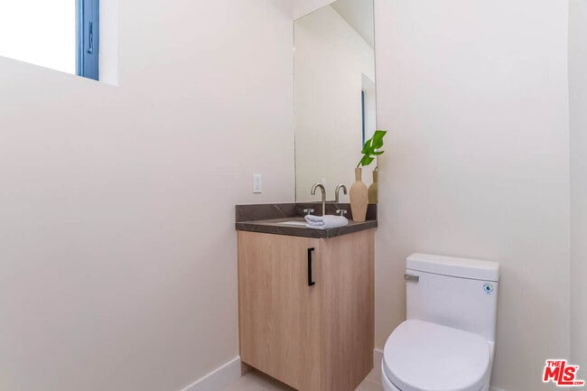 Building Photo - 1861 Barry Ave