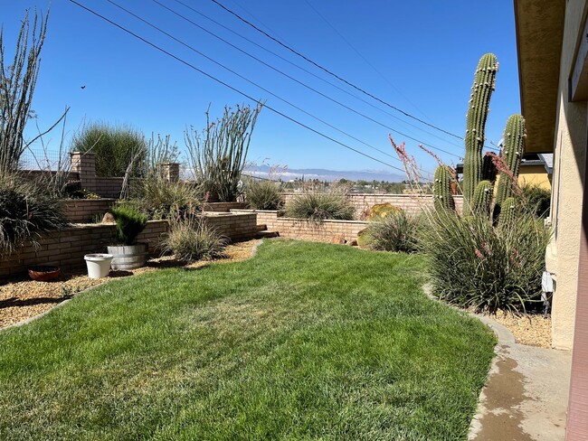Building Photo - Victorville- Beautiful 3 Bedroom Home in G...