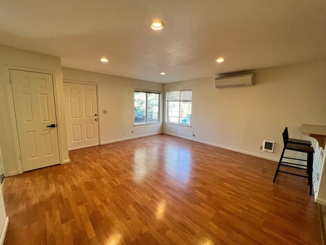Building Photo - Three Bedroom House on Bend's West Side with RV Parking