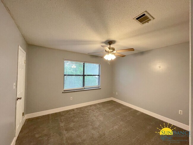 Building Photo - Lovely 2 Story end unit Townhouse in Fort Walton!