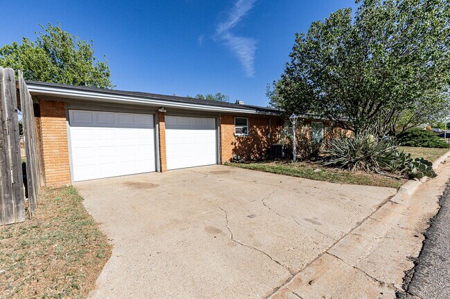 Building Photo - Newly remodeled 3/2/2 in north Lubbock!  M...