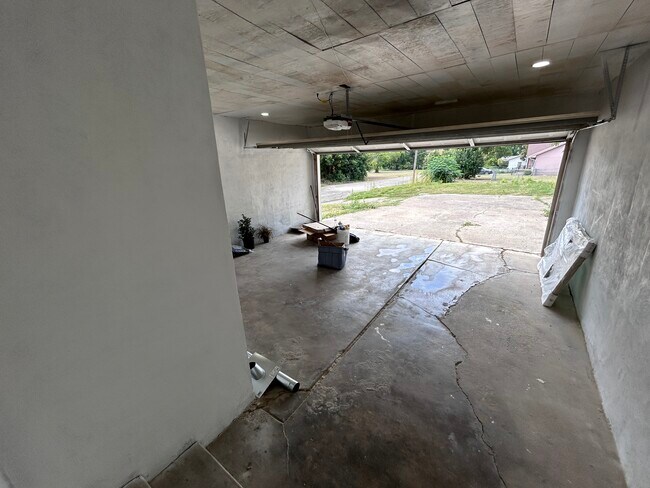 Building Photo - 1400 N 6th St