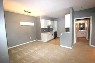 Building Photo - Light & Bright 2 bedroom 2 bathroom condo ...