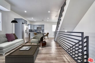 Building Photo - 1127 1/2 S Harvard Blvd