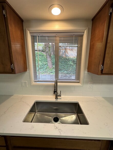 Building Photo - 735 E 43rd Ave