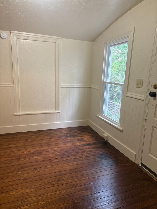 Building Photo - 1 Bedroom Apartment Available Now – Sectio...