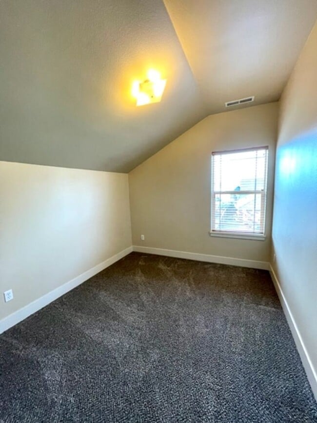 Building Photo - Great home in NE Bend!  New listing!