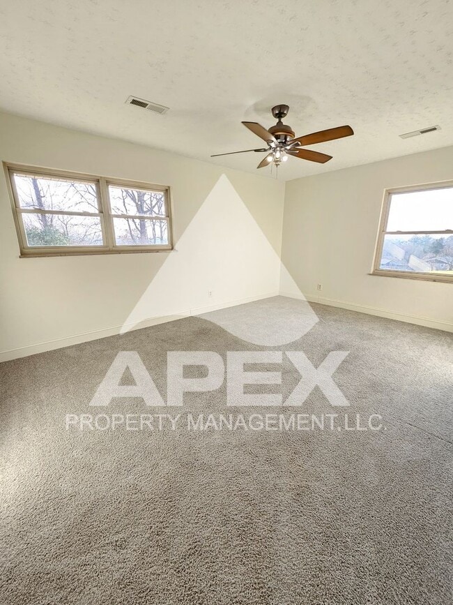 Building Photo - Spacious 4Bd – 2Ba Tri-Level Brick Home in North Knoxville!