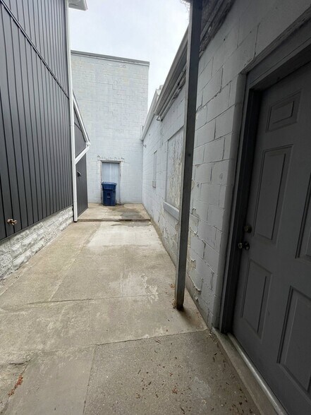 Private Patio Area - 2344 Wabash Ave