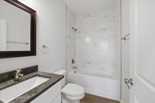 Building Photo - 44 E Parkview Ave