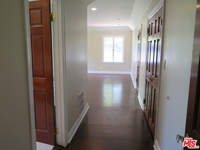 Building Photo - 802 Cloverdale Ave
