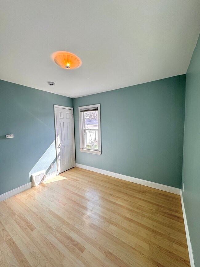 Building Photo - Spacious 5-Bedroom Home in Prime Royal Oak Location – $2,900/month