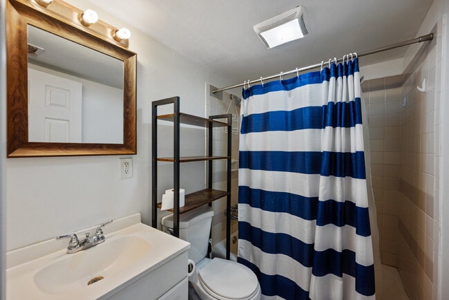 Building Photo - CHARMING 3 BEDROOM 1 BATH NEAR LITTLE CREEK & SHORE DR