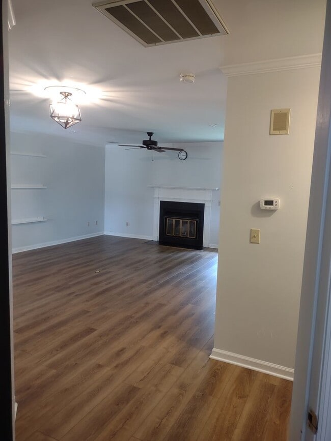 Building Photo - Adorable Two Bedroom Two Bath Condo - Just...