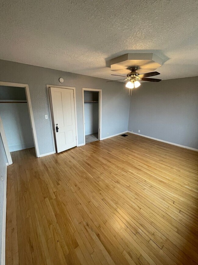 Building Photo - AVAILABLE NOW - 3 Bedroom/1.5 Bath Home wi...