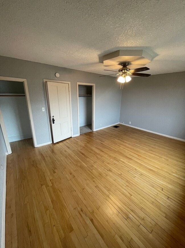 Building Photo - AVAILABLE NOW - 3 Bedroom/1.5 Bath Home with Lake views!