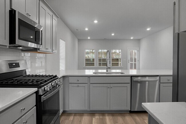 Building Photo - 5 Bedroom, 3.5 Bath, Beautiful Summerville Home, Master on Main