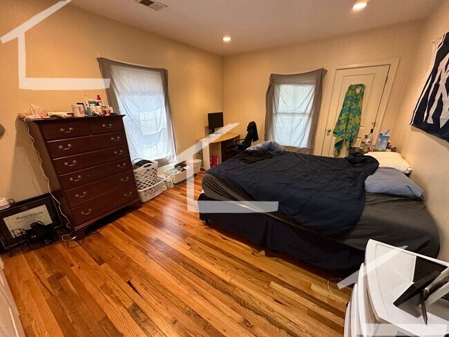 Building Photo - Gorgeous 4 Bed Next to Murray Field Available 9/1/2026