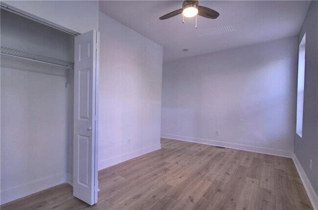 Building Photo - 1327 Reddour St