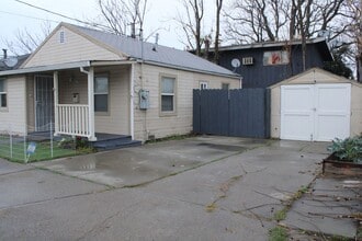 Building Photo - 2 Bedroom, 1 Bathroom Single Story House in Antioch with Garage and Side Yard Access