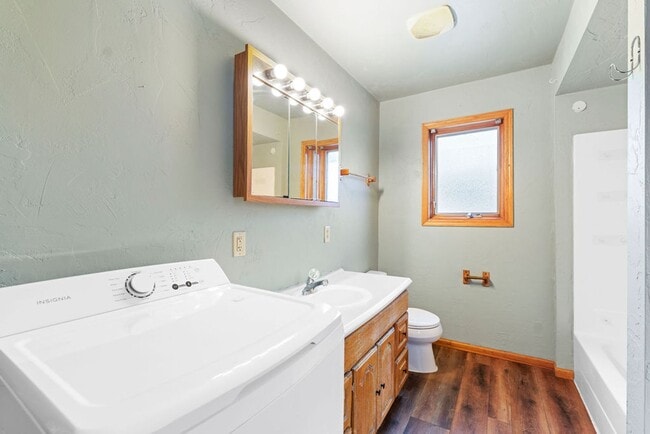 Building Photo - 114 Center St