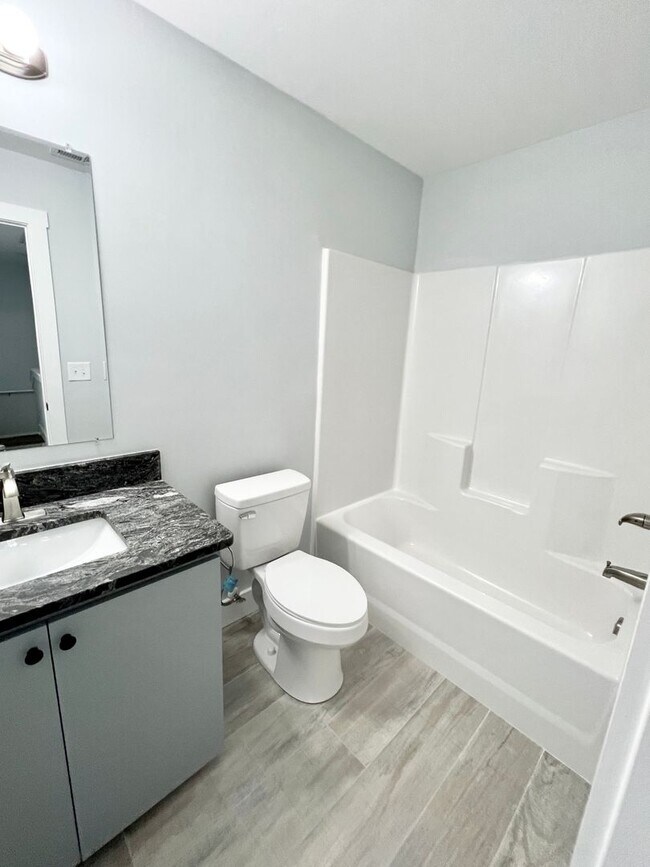 Building Photo - MOVE IN READY - FOUR Bedrooms! Master suite on both levels! Great Conway Location!