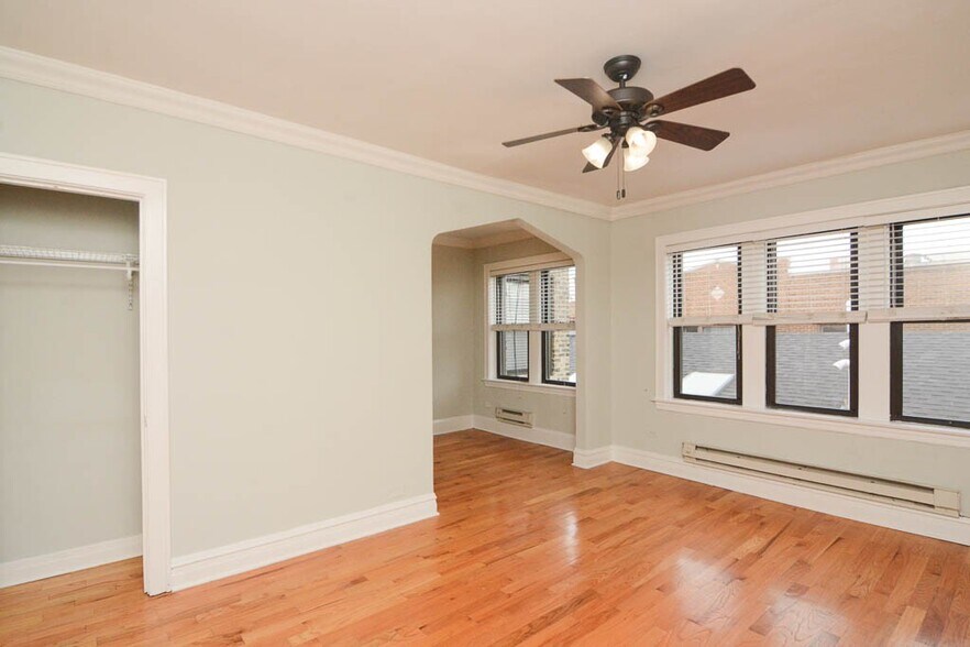 Building Photo - 4725 N Hermitage Ave