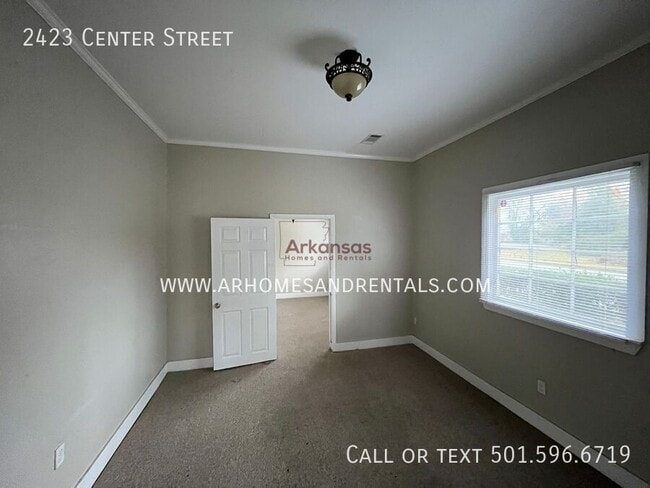 Building Photo - 2423 Center St