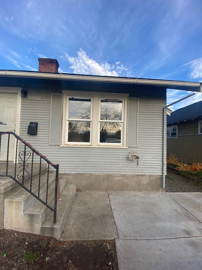 Building Photo - L205