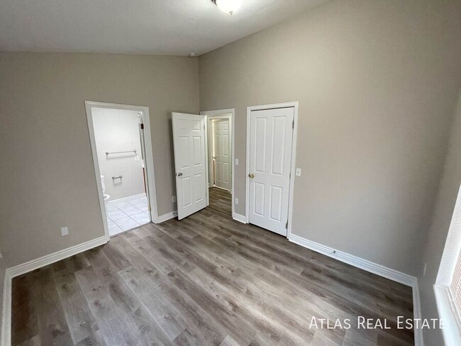 Building Photo - 4 bed 2 Bath Unit Just Minutes From Downto...