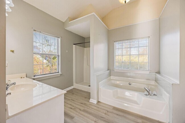 Building Photo - 1114 Rivershyre Dr