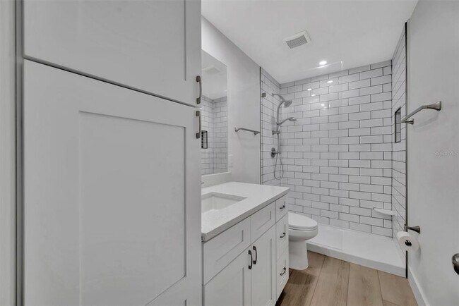 Building Photo - 650 Pinellas Point Dr S