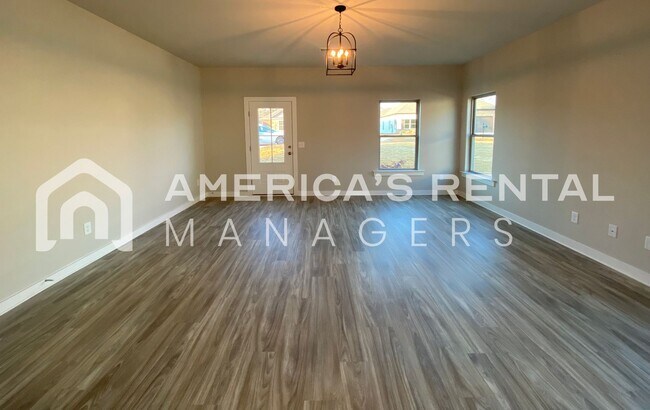 Building Photo - Home for Rent in Weaver AL. Available to V...