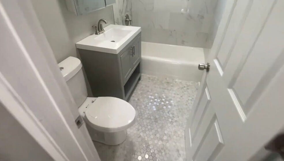 Building Photo - 1321 W Sherwin Ave