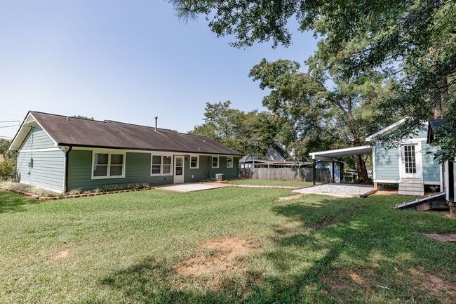 Building Photo - 330 Monty Dr