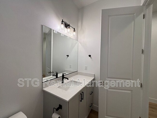 Building Photo - 2916 E Snowberry Dr
