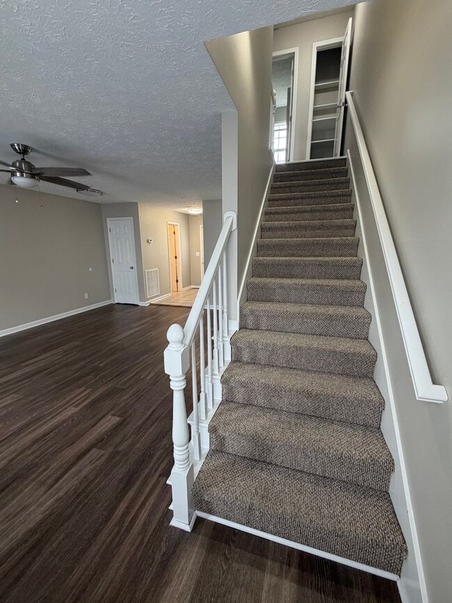 Building Photo - Spacious 2-Bedroom Townhouse with Garage