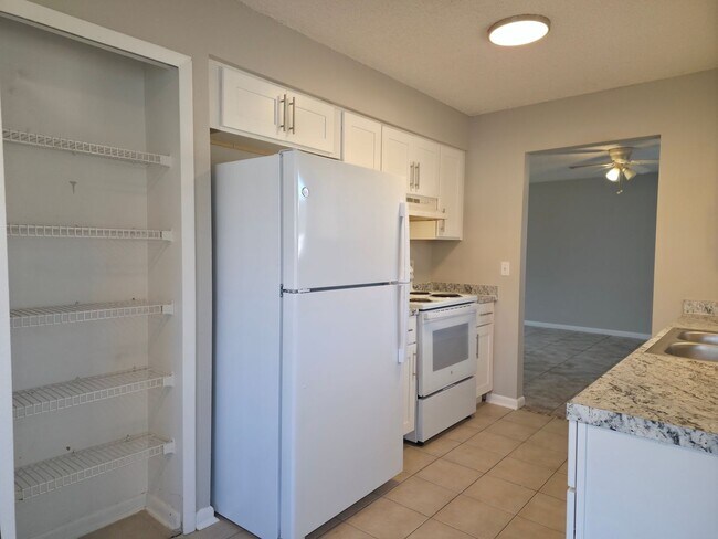 Building Photo - Freshly Updated 2/1 House with Garage in Deltona!