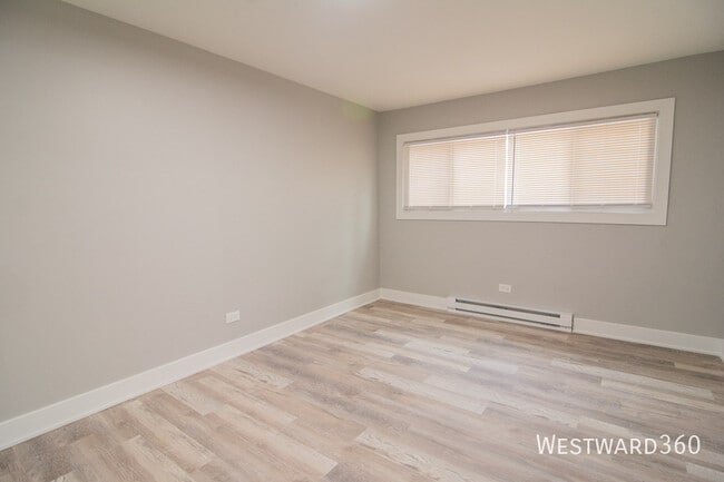 Building Photo - 6141 N Hermitage Ave