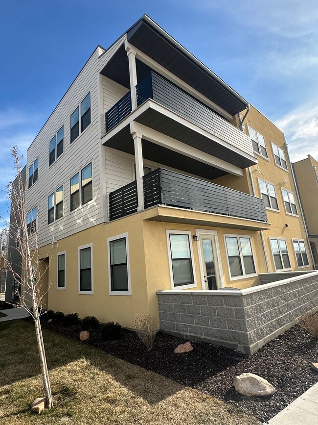 Building Photo - Gorgeous Condo!!!