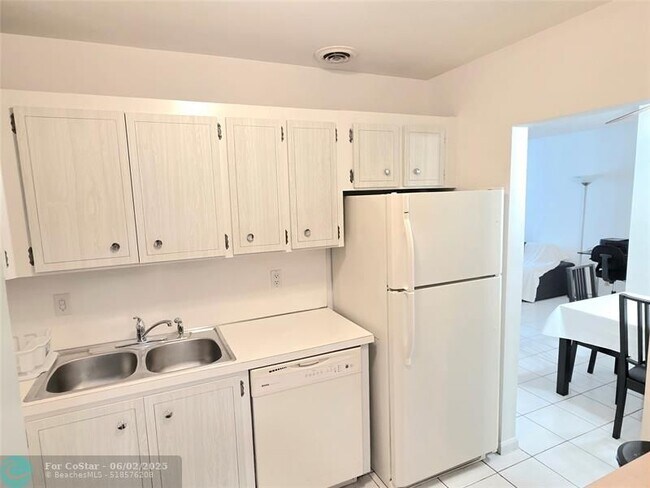 Building Photo - 2230 NE 56th Pl