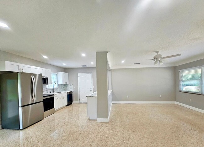 Building Photo - 3 Bedroom 2 Bath in Riveria Bay of St. Pete