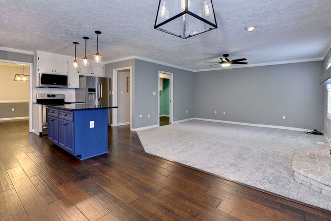 Building Photo - Beautifully Renovated Running Man Gem - Co...
