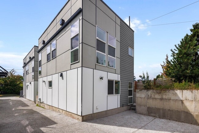 Building Photo - Modern Standalone Townhome with Private Rooftop Deck