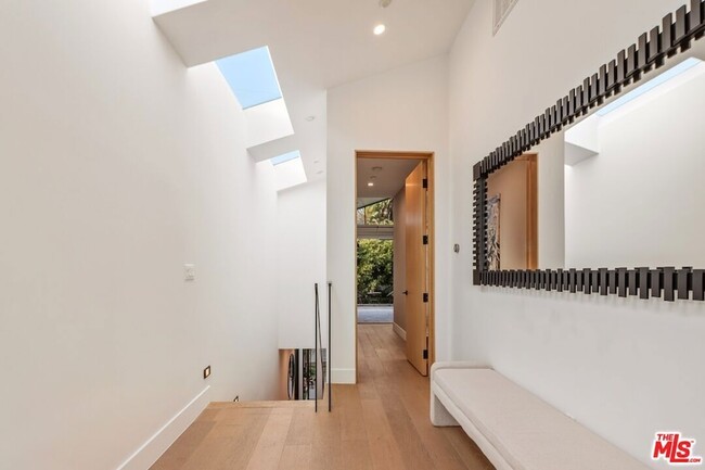 Building Photo - 722 Marine St