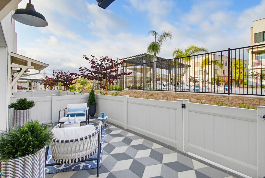 Building Photo - 2528 Delphinium Ln