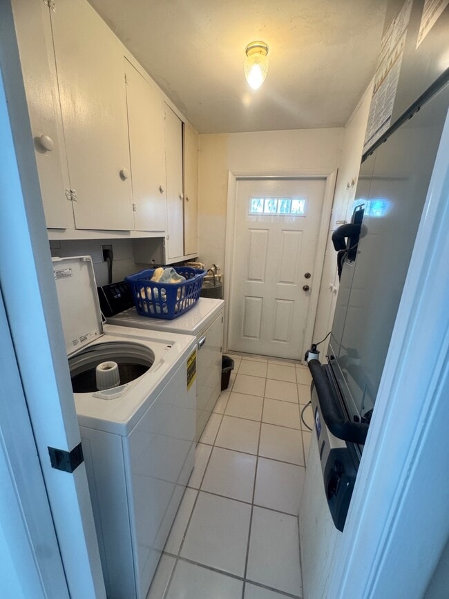 Building Photo - 19 Windy Point Rd