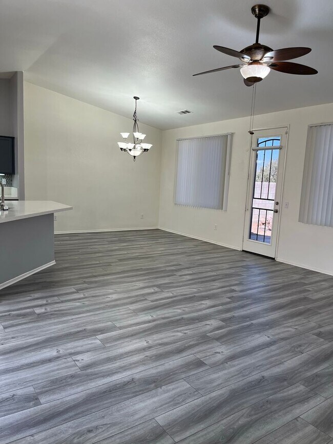 Building Photo - 3 bedroom 2 bath home with large yard available in Adelanto!