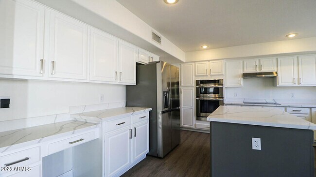 Building Photo - 7861 W Kerry Ln
